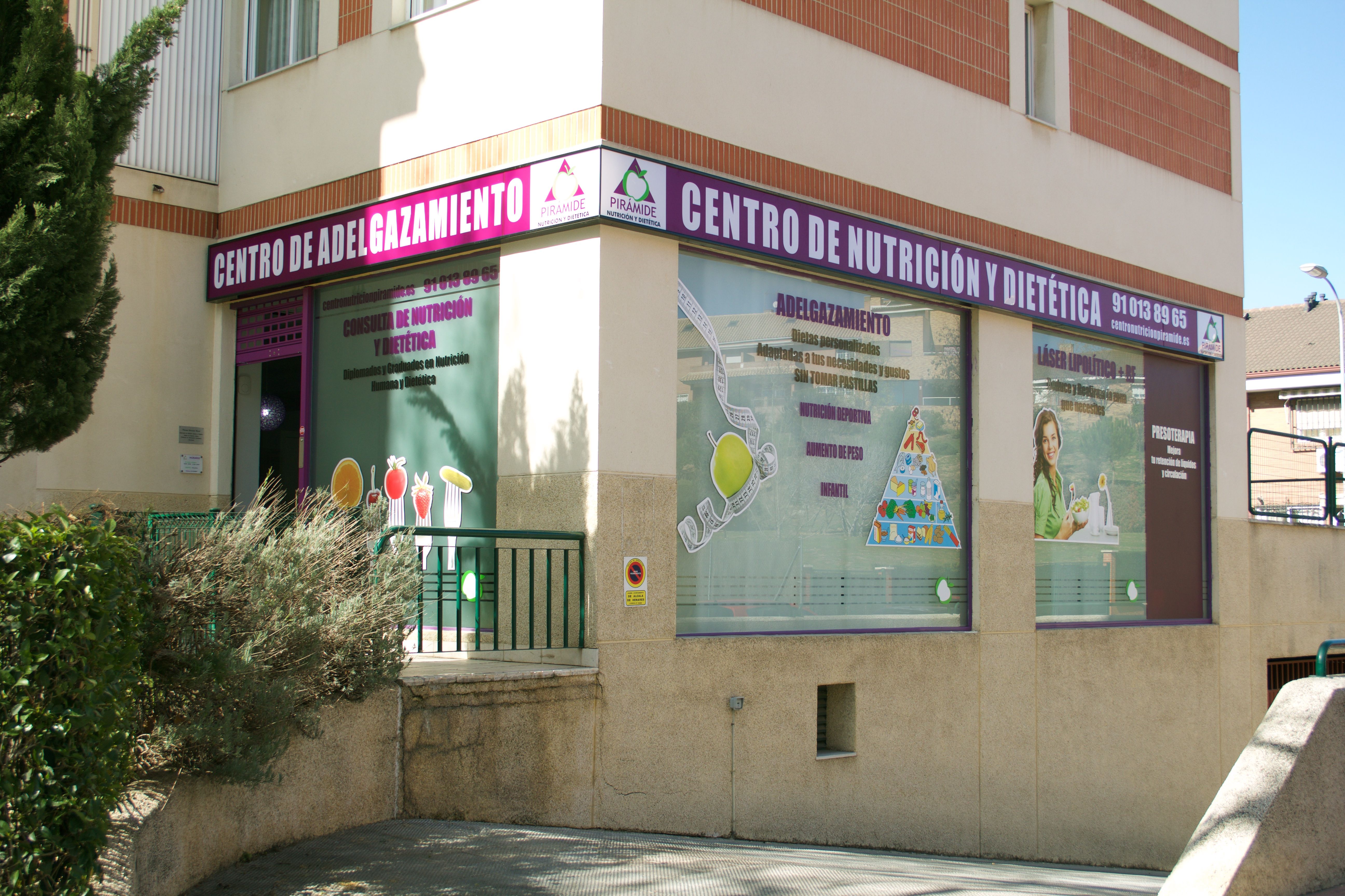 Fachada del Centro de Nutrición Pirámide en la Avenida de la Alcarria 13, Alcalá de Henares
