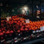 Puesto de mercado con fruta de temporada