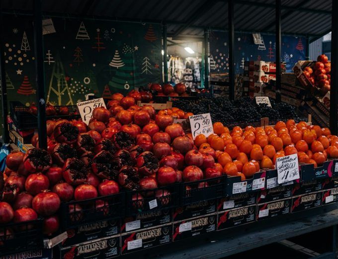 Puesto de mercado con fruta de temporada