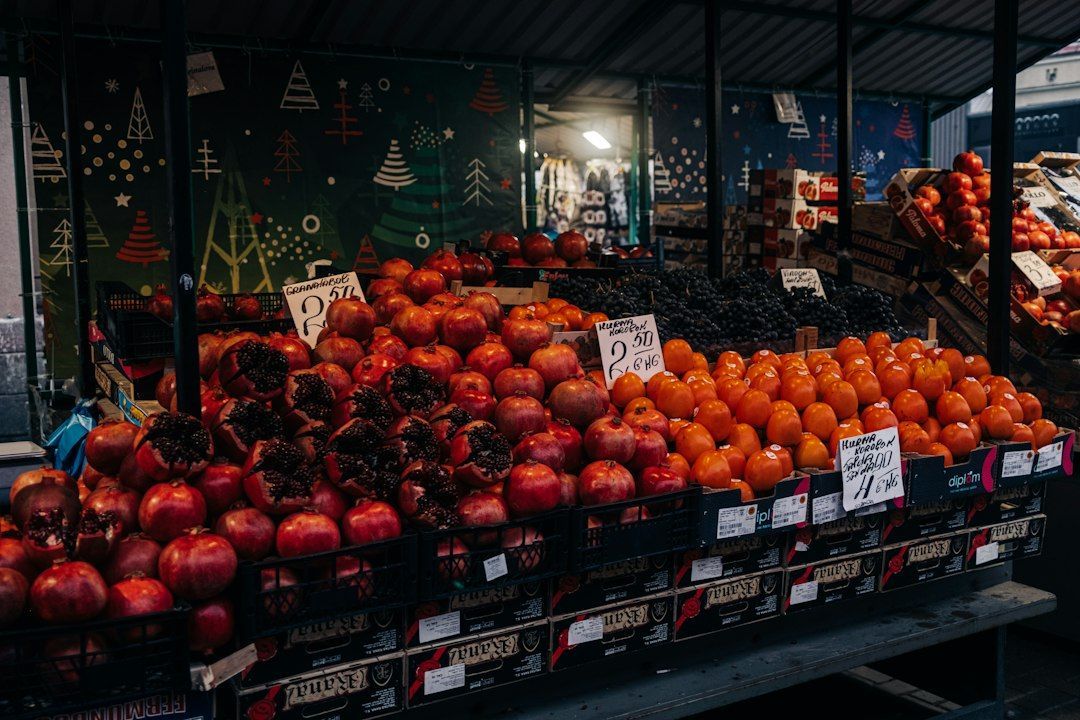 Puesto de mercado con fruta de temporada