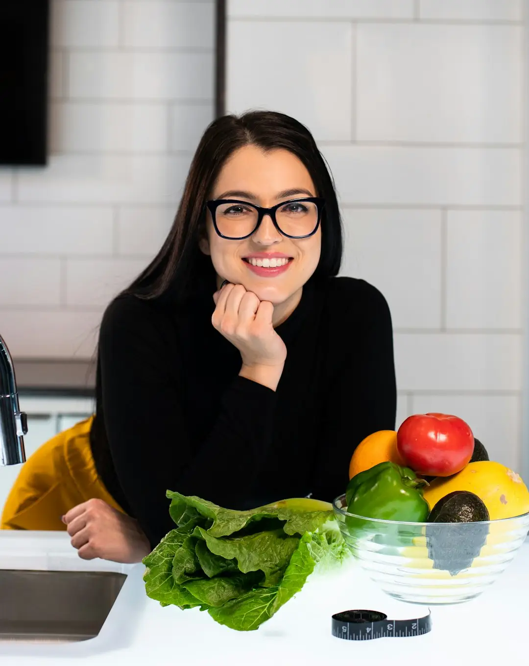 Nutricionista con alimentos frescos en consulta