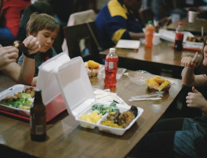 Niños comiendo en el comedor: dietas para colegios y colectividades en Alcalá de Henares