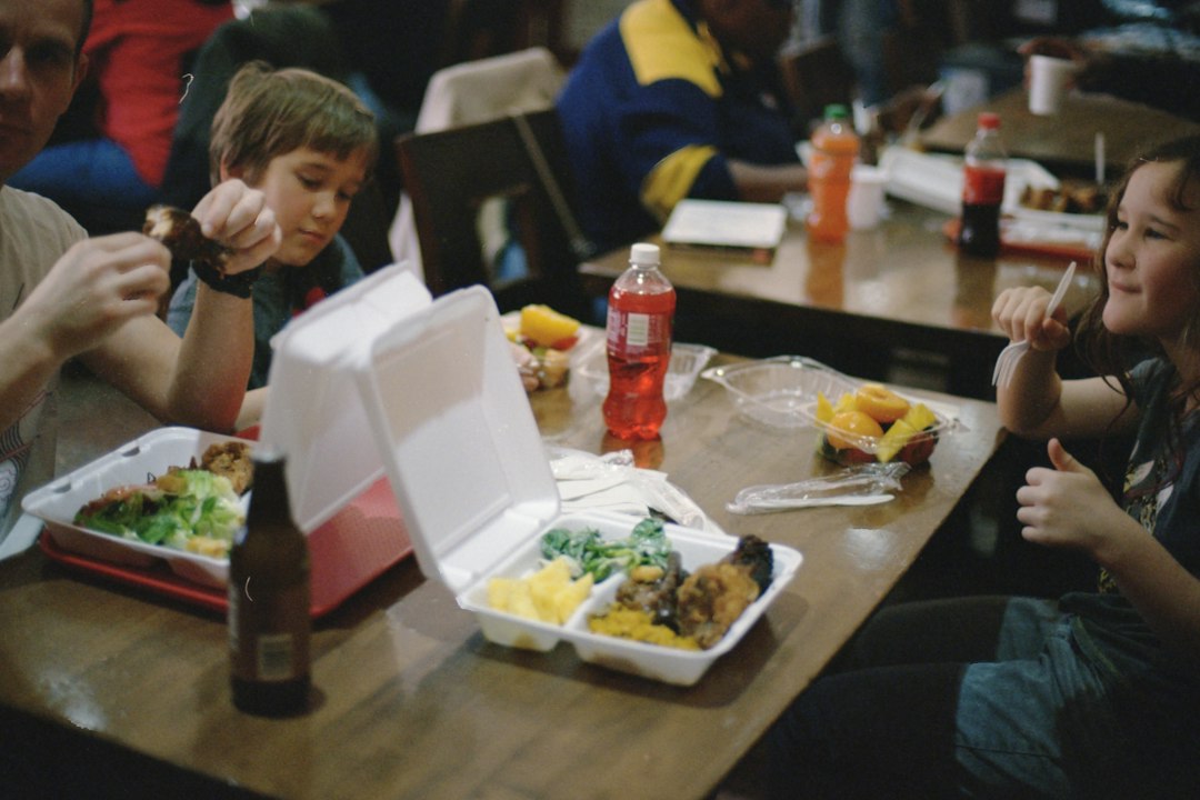 Niños comiendo en el comedor: dietas para colegios y colectividades en Alcalá de Henares