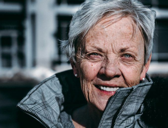 Mujer sonriente, alimentación en la menopausia
