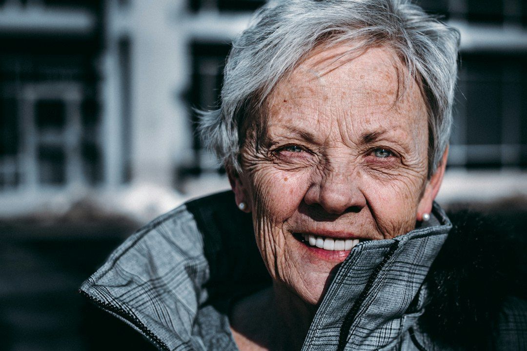 Mujer sonriente, alimentación en la menopausia