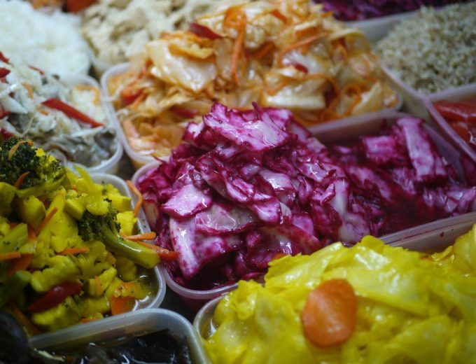 Verduras fermentadas en tarros, buenas para la microbiota