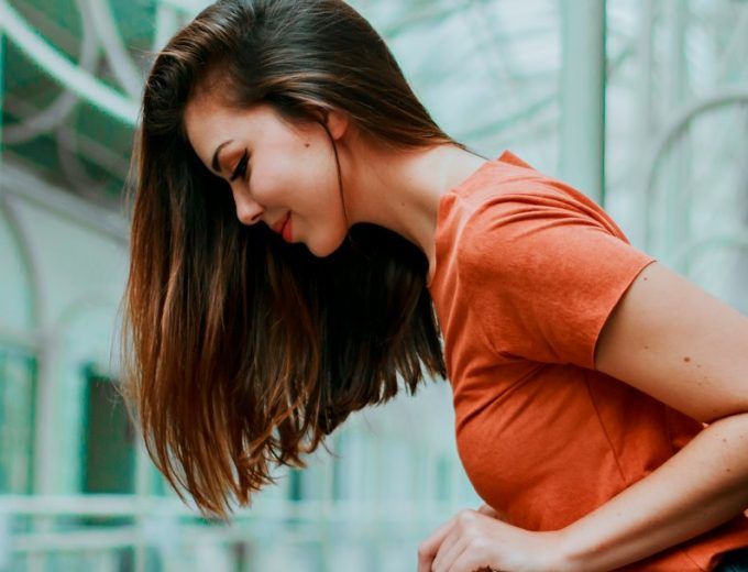 Mujer con molestias digestivas