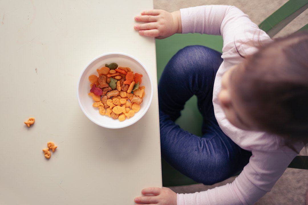Niño comiendo sandía, nutrición infantil
